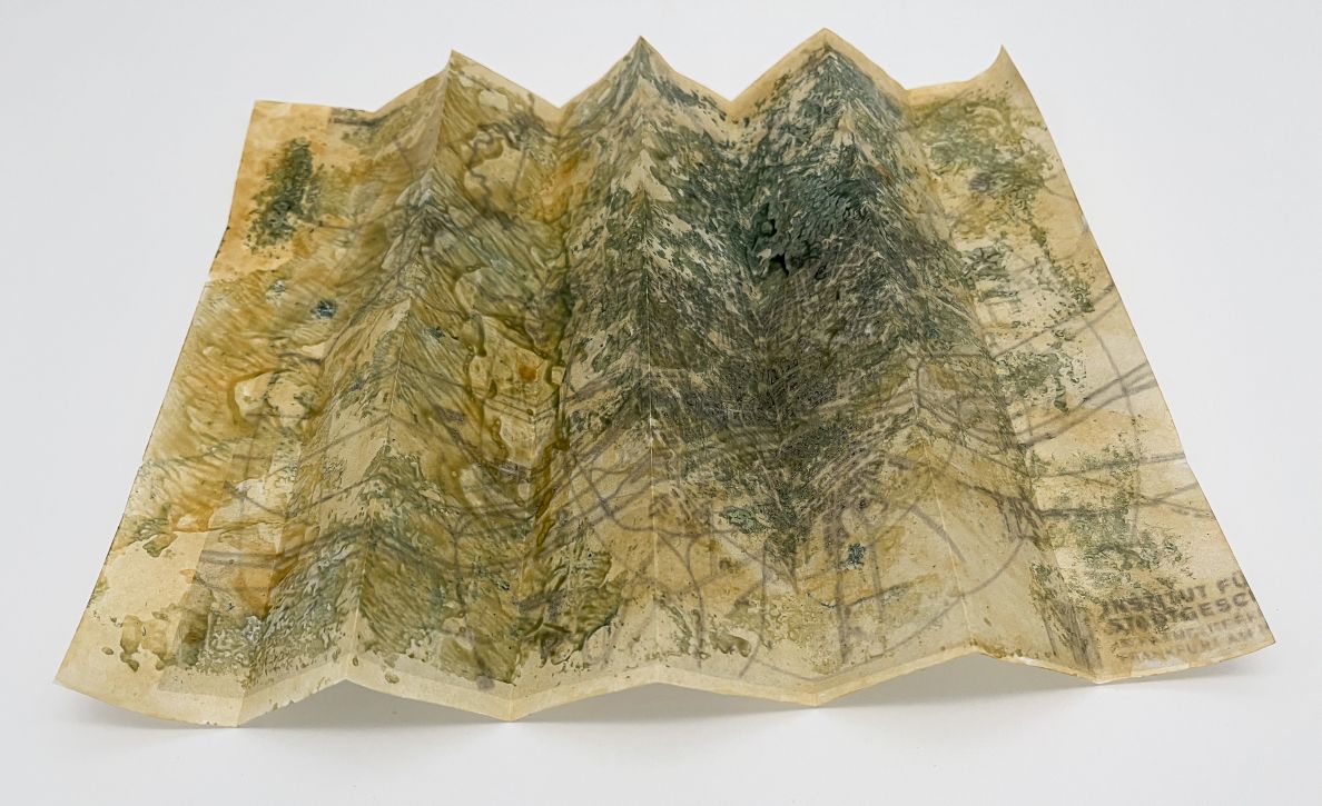 © Dagmar Schuldt: „Karte Frankfurt 2.2.“, 2024, Foto: Dagmar Schuldt, Courtesy: Claus Friede Contemporary Arts Alte Landkarte