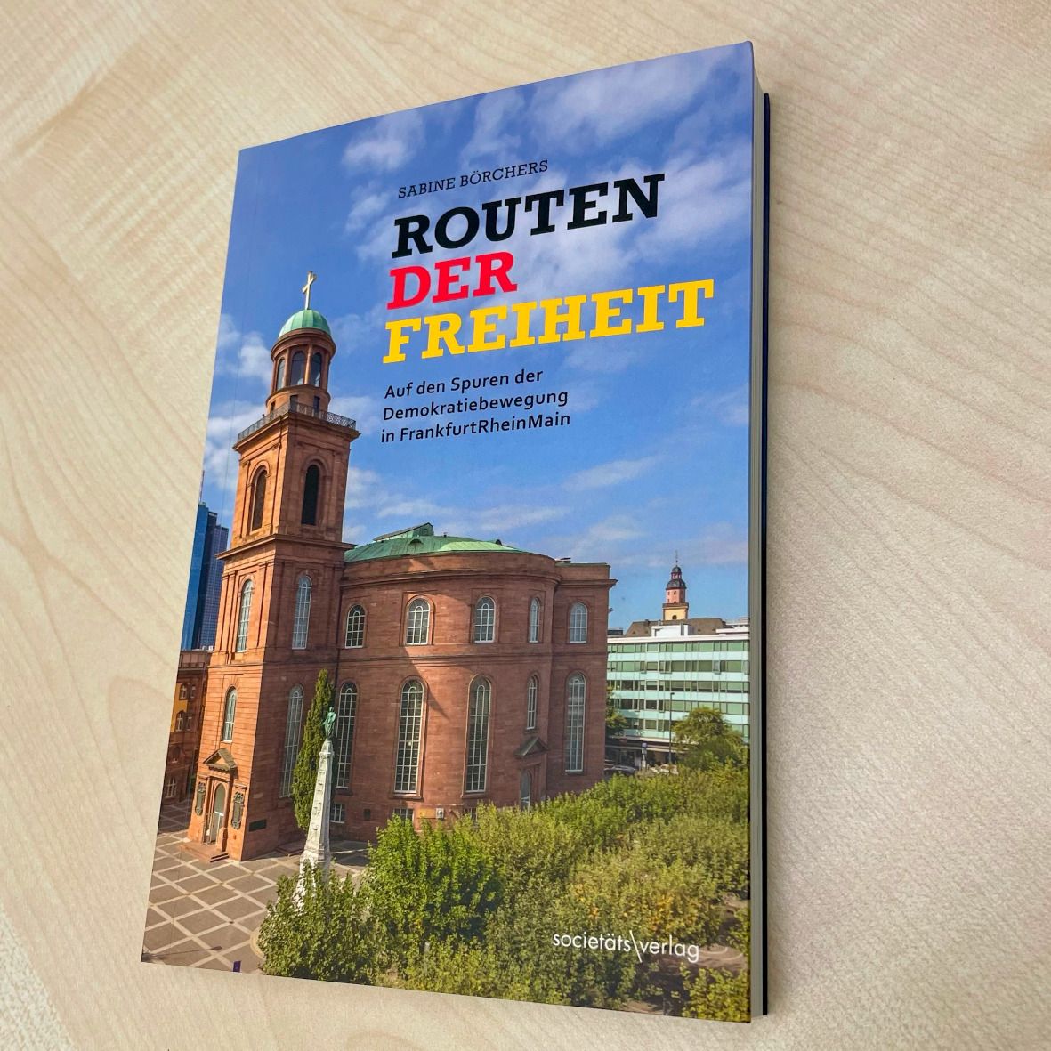 Das Buchcover zeigt ein Foto der Paulskirche und den Titel &quot;Routen der Freiheit&quot; in den Farben schwarz, rot und gelb