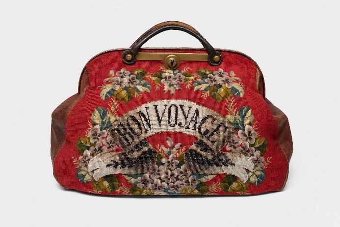 Enlarge image: Rote Tasche mit Blumenstickereien und der Aufschrift "Bon Voyage"