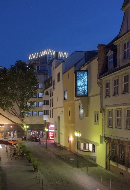 Bild vergrössern: Ansicht Großer Hirschgraben mit Blick in die Straße und rechts der Fassade des Deutschen Romantik-Museums bei Dämmerung