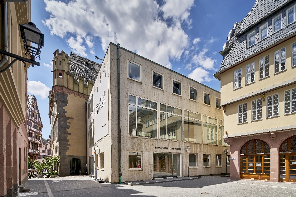 Bild vergrössern: Blick das Gebäude mit dem Eingangsbereich im Neubau zum Kunstverein mit angrenzenden mittelalterlich aussehnden Gebäuden