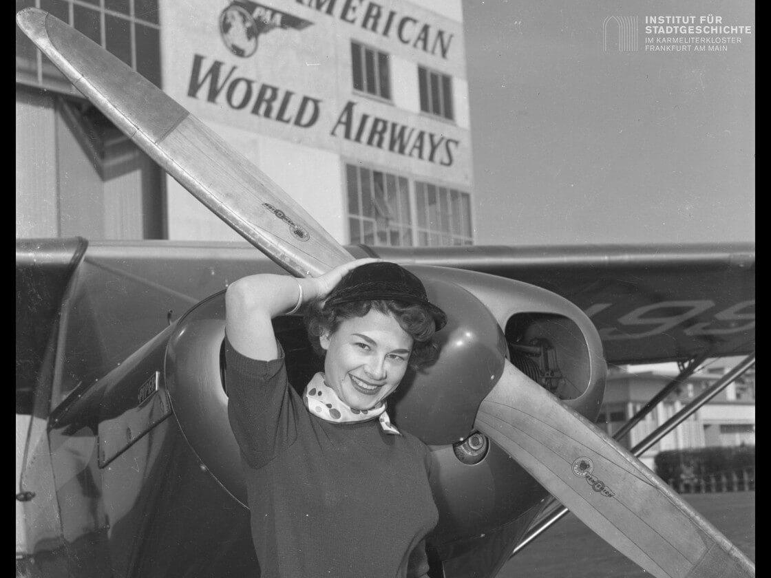 © Institut für Stadtgeschichte Frankfurt am Main, Bestand S7Bo Nr. 2395, Foto: Mickey Bohnacker, ca. 1952 Alte Fotografie, auf der eine Frau vor einem Propeller eines Flugzeugs posiert