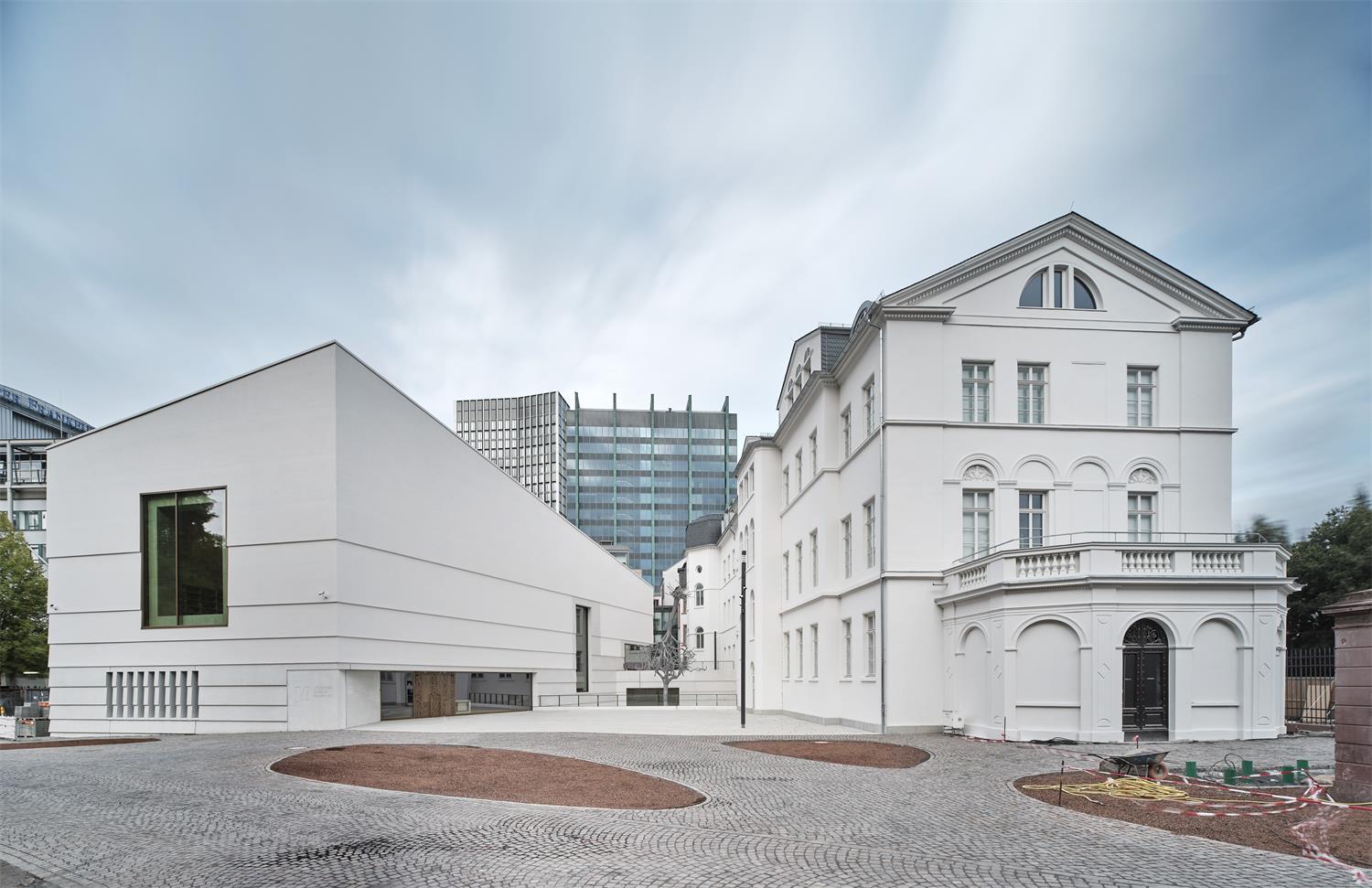 Außenansicht Jüdisches Museum Frankfurt, über den Vorplatz, rechts der Altbau, links der Neubau