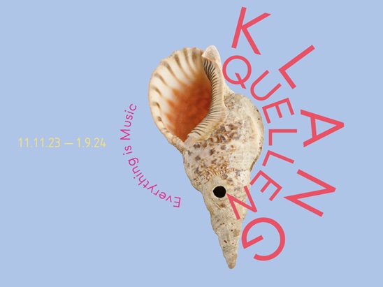 Bild vergrössern: Eine Muschel einer Meeresschnecke um die herum der Titel und die Daten der Ausstellung gesetzt sind auf hellblauem Grund