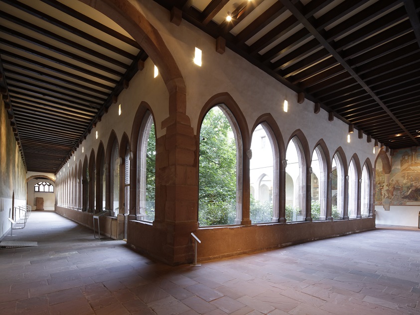 Bild vergrössern: Zwei Seitengänge des Kreuzgangs im Karmeliterkloster, Sitz des Instituts für Stadtgeschichte