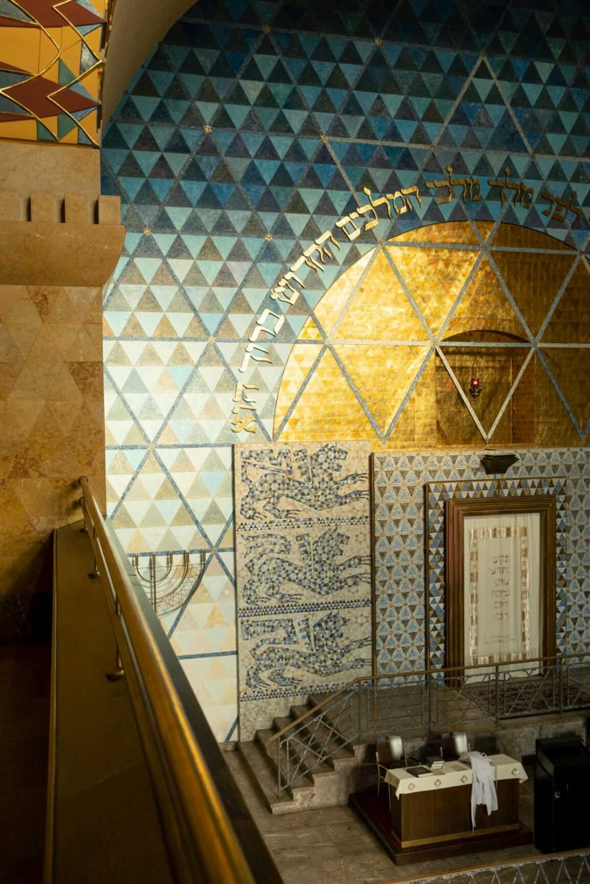 Innenraum der Synagoge mit Wandverziehungen