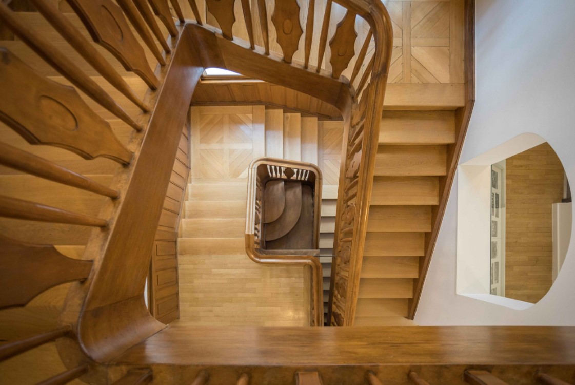 Bild vergrössern: Das Holztreppenhaus im Museum Giersch von oben fotografiert