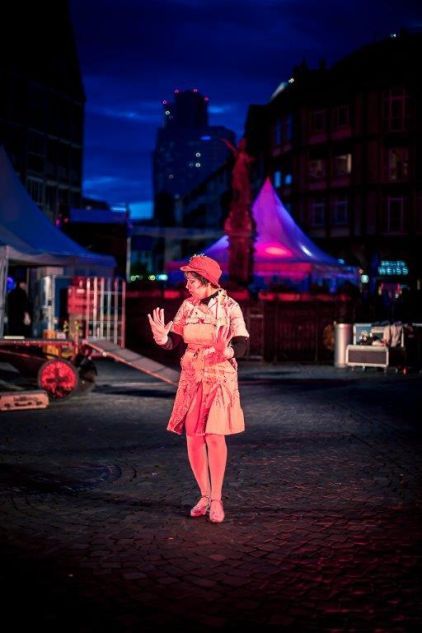 Schauspielerin des antagon theaterAKTion vor Zelten zur Nacht der Museen auf dem Römerberg bei Dunkelheit