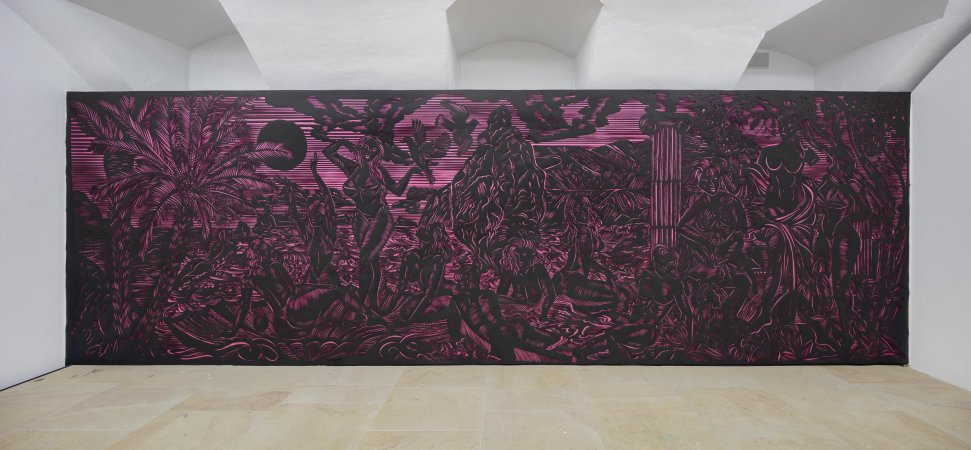 Enlarge image: Ein sehr großes lila-schwarzes Bild mit nackten Figuren vor einer Wand