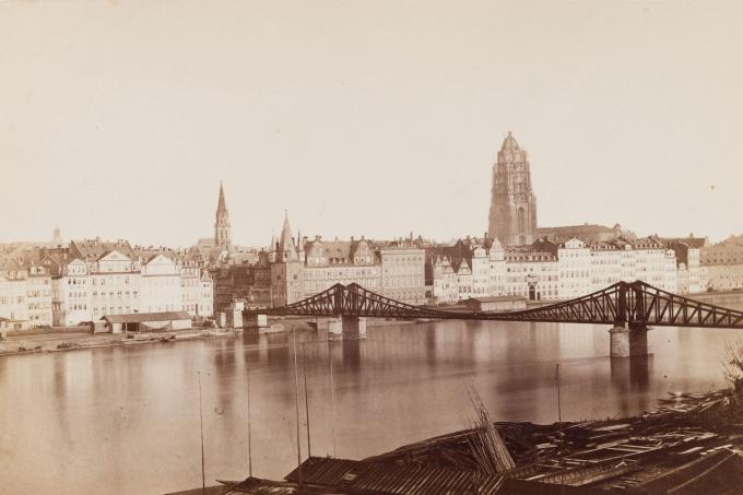 Schwarz-Weiß-Fotografie mit Fluss im Vordergrund, einer Brücke und dem Dom im Hintergrund