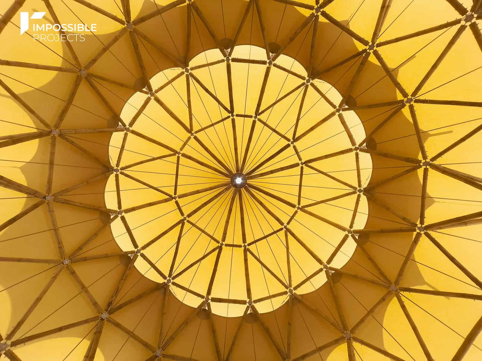 Foto: Parang Maguindanao del Norte Province 2024 © STUDIO IMPOSSIBLE PROJECTS, Patrick Kasingsing Streben mit transparenter Bespannung, die ein rundes Dach formen, von unten fotografiert.