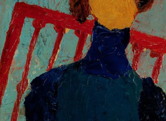 Abstraktes Gemälde eines weiblichen Oberkörpers mit dunkelblauem Rollkragenpulli und braunen Haare vor der roten Lehne eines Stuhls und ohne Gesicht