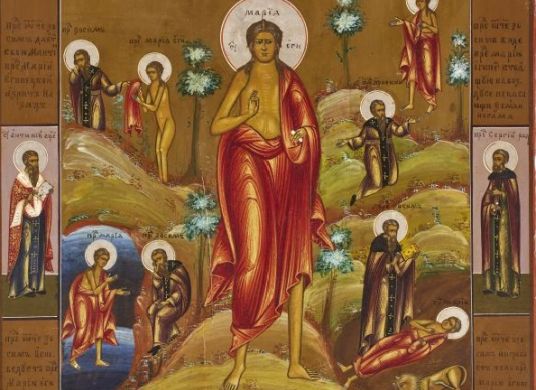 Ikone einer Frau mit rotem Gewand in der Mitte, darum weitere Heilige