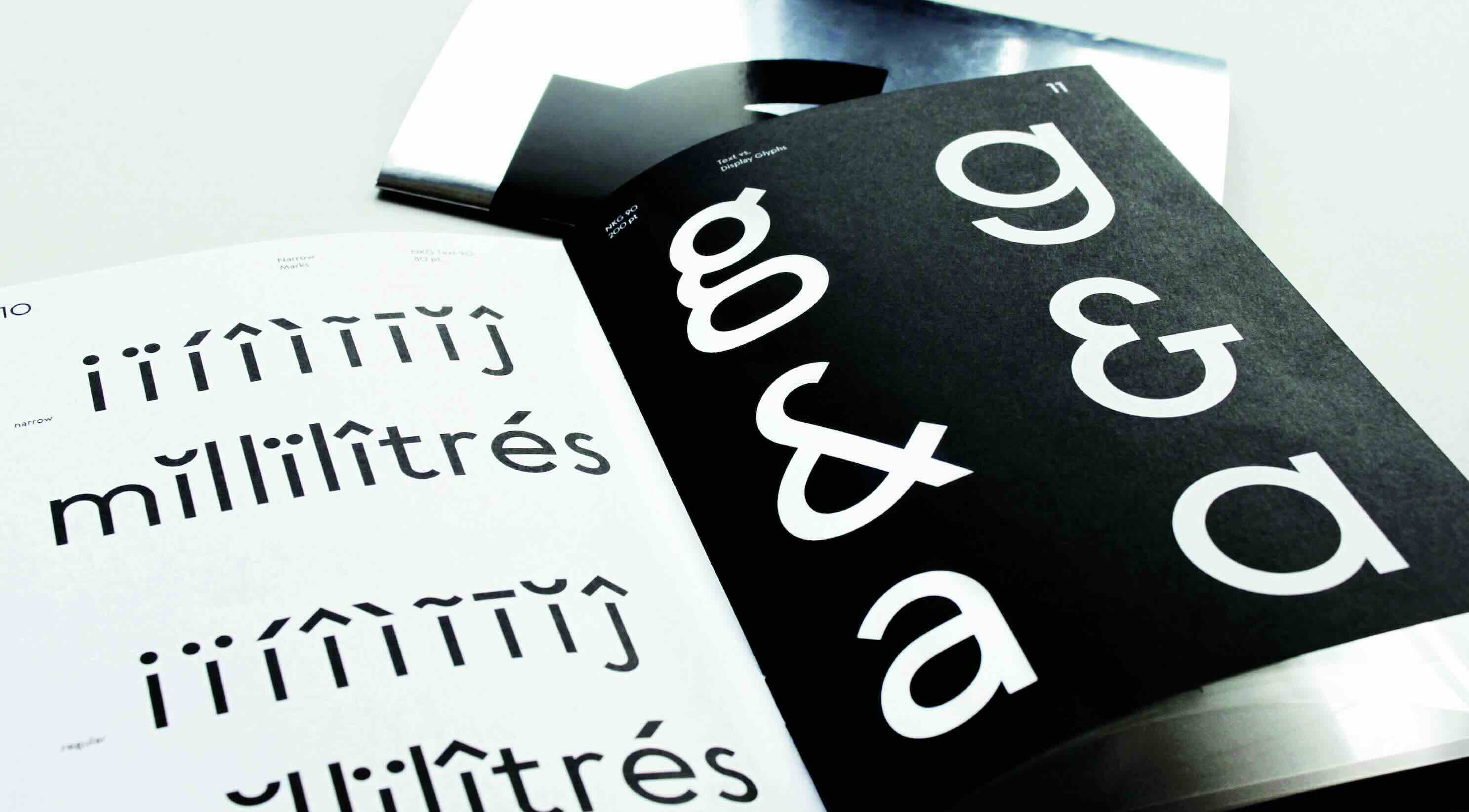 Bild vergrössern: Augeschlagenes Heft mit verschiedenen Typografien auf weißem und schwarzen Grund